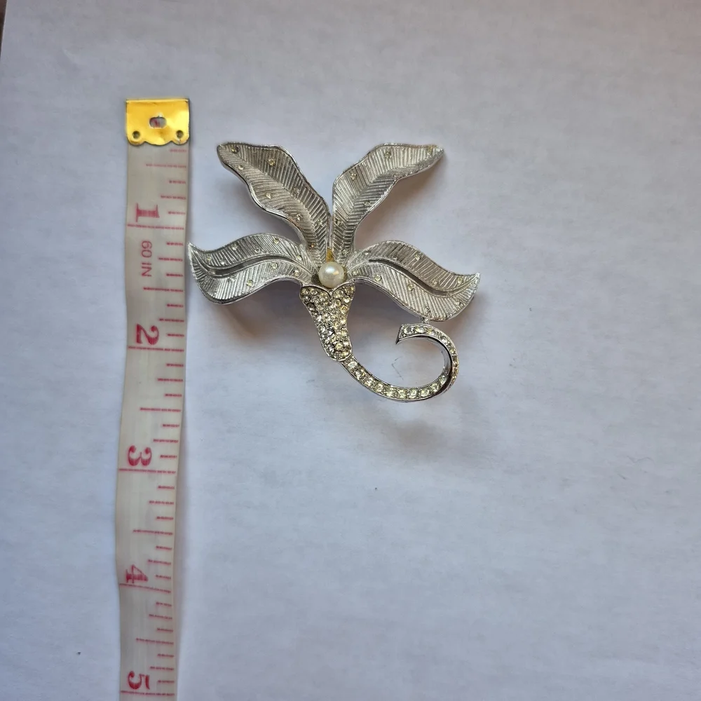 Vintage Les Bernard silver tone flower brooch